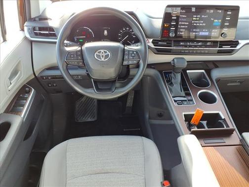 2024 Toyota Sienna LE