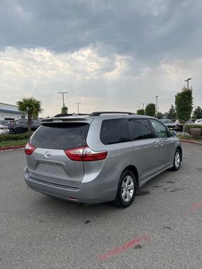 2018 Toyota Sienna LE