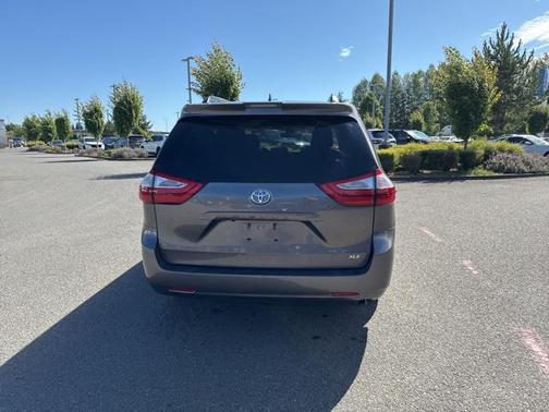 2018 Toyota Sienna XLE