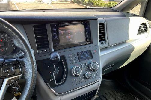 2017 Toyota Sienna LE
