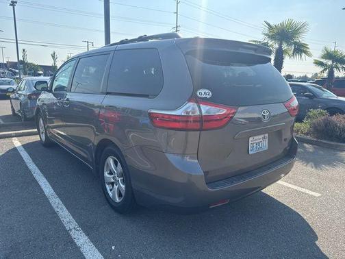 2017 Toyota Sienna LE