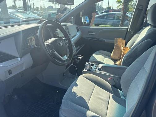 2017 Toyota Sienna LE