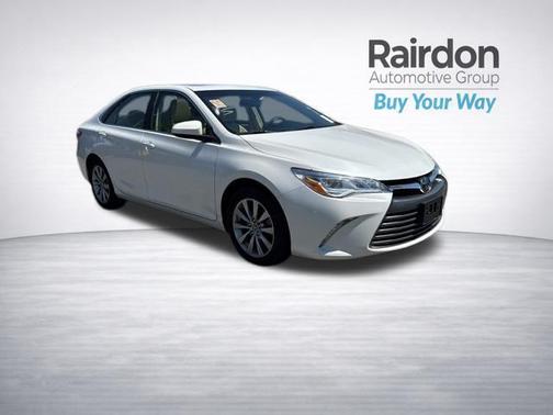 Blizzard Pearl 2017 Toyota Camry XLE
