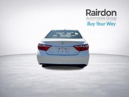 Blizzard Pearl 2017 Toyota Camry XLE