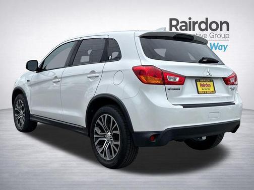 Diamond White Pearl 2017 Mitsubishi Outlander Sport 2.0 ES