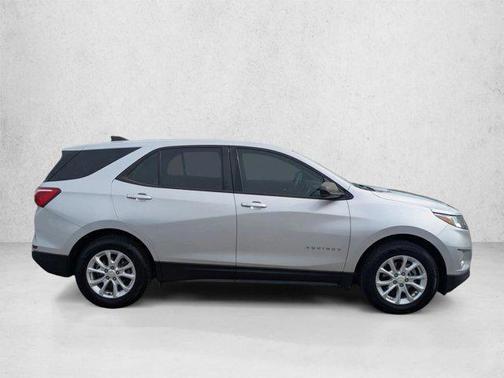Silver Ice Metallic 2018 Chevrolet Equinox LS