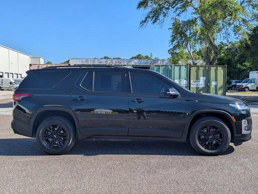 Mosaic Black Metallic 2023 Chevrolet Traverse LT Cloth