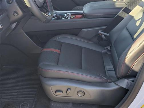 Polar White Tricoat 2026 Chevrolet Traverse RS