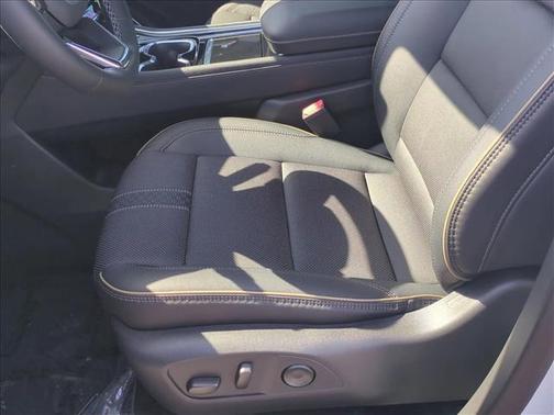 Polar White Tricoat 2026 Chevrolet Traverse High Country