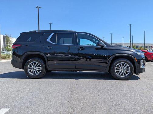 Mosaic Black Metallic 2023 Chevrolet Traverse LT Cloth