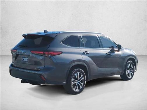 Magnetic Gray Metallic 2022 Toyota Highlander XLE