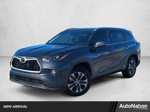 Magnetic Gray Metallic 2022 Toyota Highlander XLE