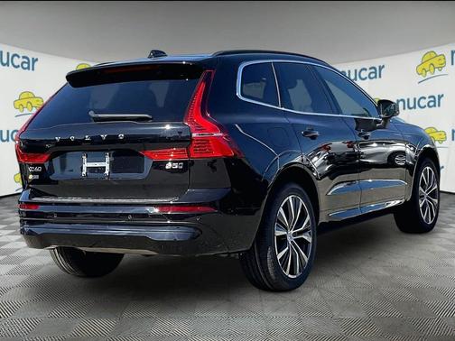 Onyx Black Metallic 2022 Volvo XC60 B5 Momentum