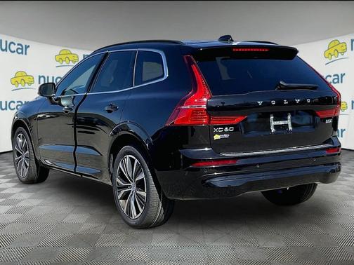 Onyx Black Metallic 2022 Volvo XC60 B5 Momentum