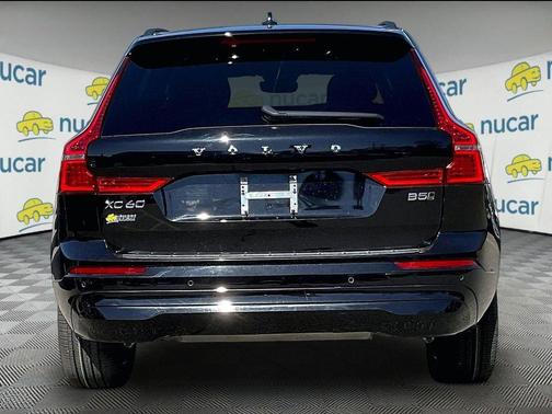 Onyx Black Metallic 2022 Volvo XC60 B5 Momentum