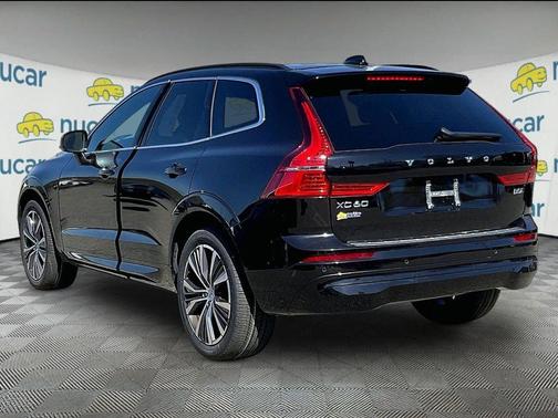 Onyx Black Metallic 2022 Volvo XC60 B5 Momentum