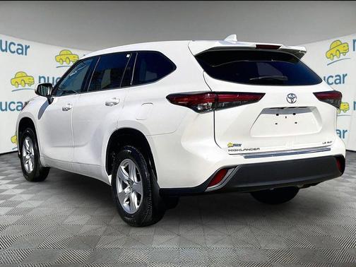 Blizzard Pearl 2021 Toyota Highlander LE