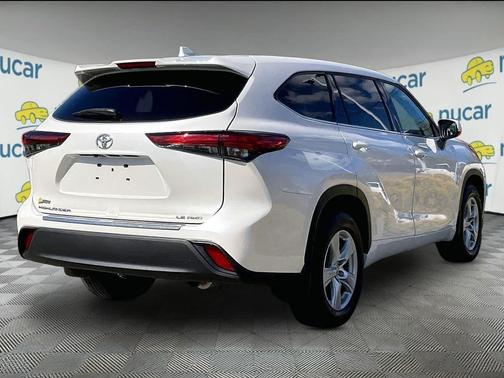 Blizzard Pearl 2021 Toyota Highlander LE