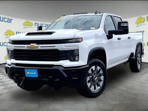 Summit White 2024 Chevrolet Silverado 2500 Custom