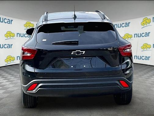 Mosaic Black Metallic 2026 Chevrolet Trax LT