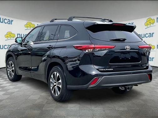 Midnight Black Metallic 2021 Toyota Highlander XLE