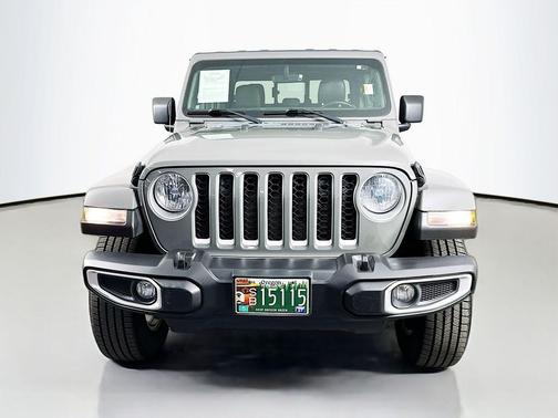 Sting-Gray Clearcoat 2021 Jeep Gladiator Overland