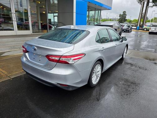 Celestial Silver Metallic 2018 Toyota Camry Hybrid XLE