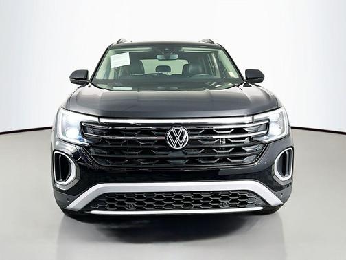 Deep Black Pearl 2024 Volkswagen Atlas 2.0T SE w/Technology 4MOTION