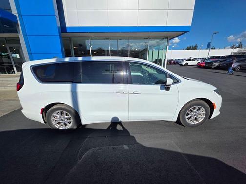 Bright White Clearcoat 2023 Chrysler Voyager LX