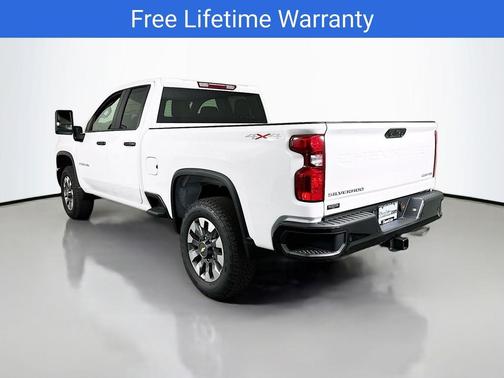 Summit White 2026 Chevrolet Silverado 2500 Custom