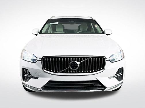 Crystal White Metallic 2023 Volvo XC60 B5 Plus Bright Theme