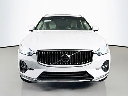 Crystal White Metallic 2023 Volvo XC60 B5 Plus Bright Theme