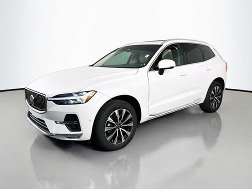 Crystal White Metallic 2023 Volvo XC60 B5 Plus Bright Theme