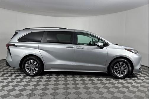 2023 Toyota Sienna LE