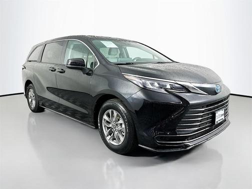 2024 Toyota Sienna LE