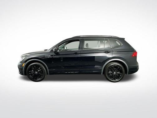 Deep Black Pearl 2022 Volkswagen Tiguan 2.0T SE R-Line Black 4MOTION