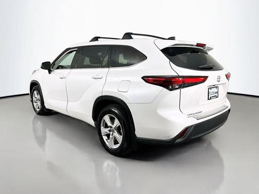 Wind Chill Pearl 2022 Toyota Highlander LE