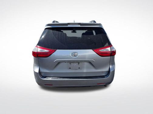 Silver Sky Metallic 2018 Toyota Sienna XLE