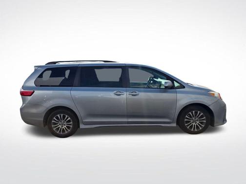 Silver Sky Metallic 2018 Toyota Sienna XLE