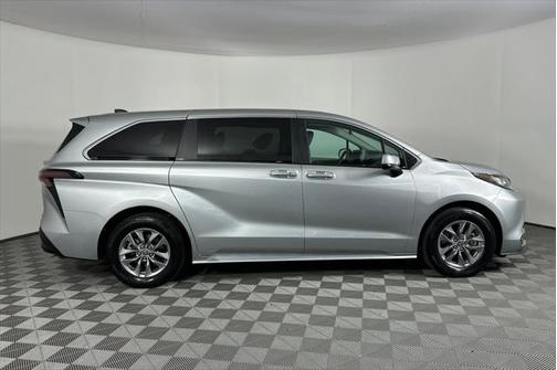 2023 Toyota Sienna LE