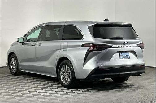 2023 Toyota Sienna LE