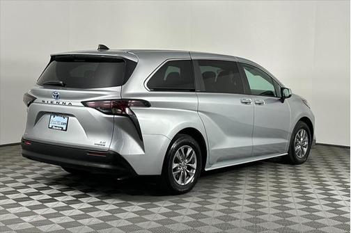 2023 Toyota Sienna LE