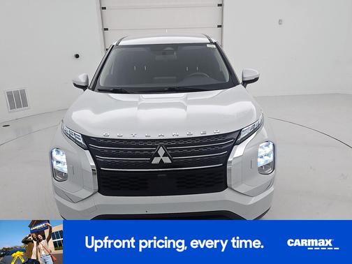 White 2022 Mitsubishi Outlander ES