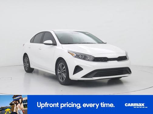 White 2023 Kia Forte LXS