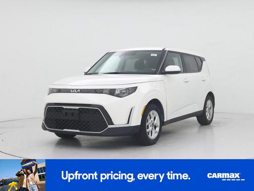 White 2024 Kia Soul LX