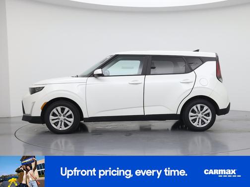 White 2023 Kia Soul LX