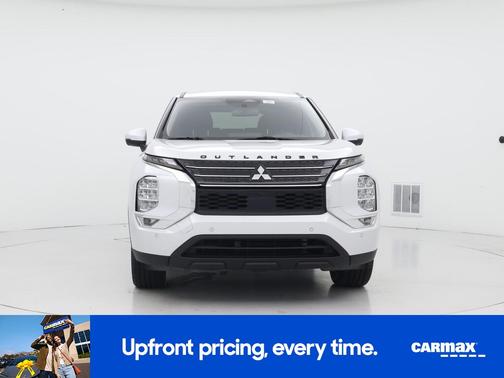 White 2023 Mitsubishi Outlander SE