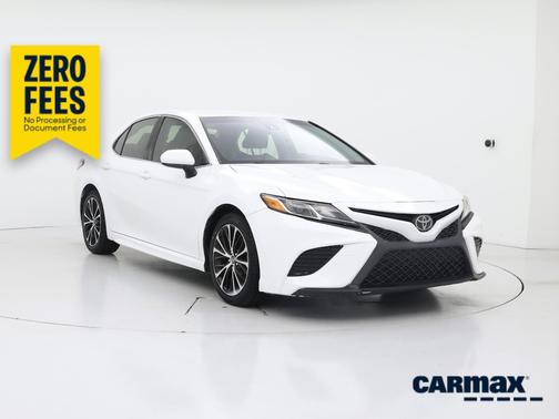 White 2018 Toyota Camry SE