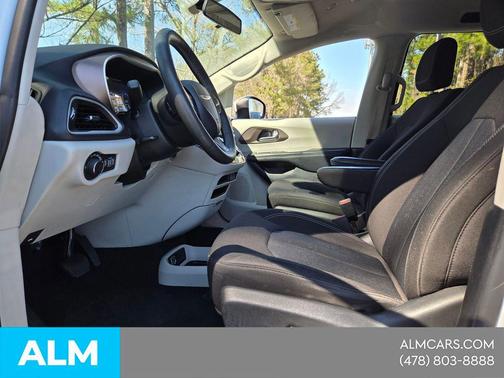 2022 Chrysler Voyager LX