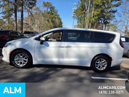 2022 Chrysler Voyager LX